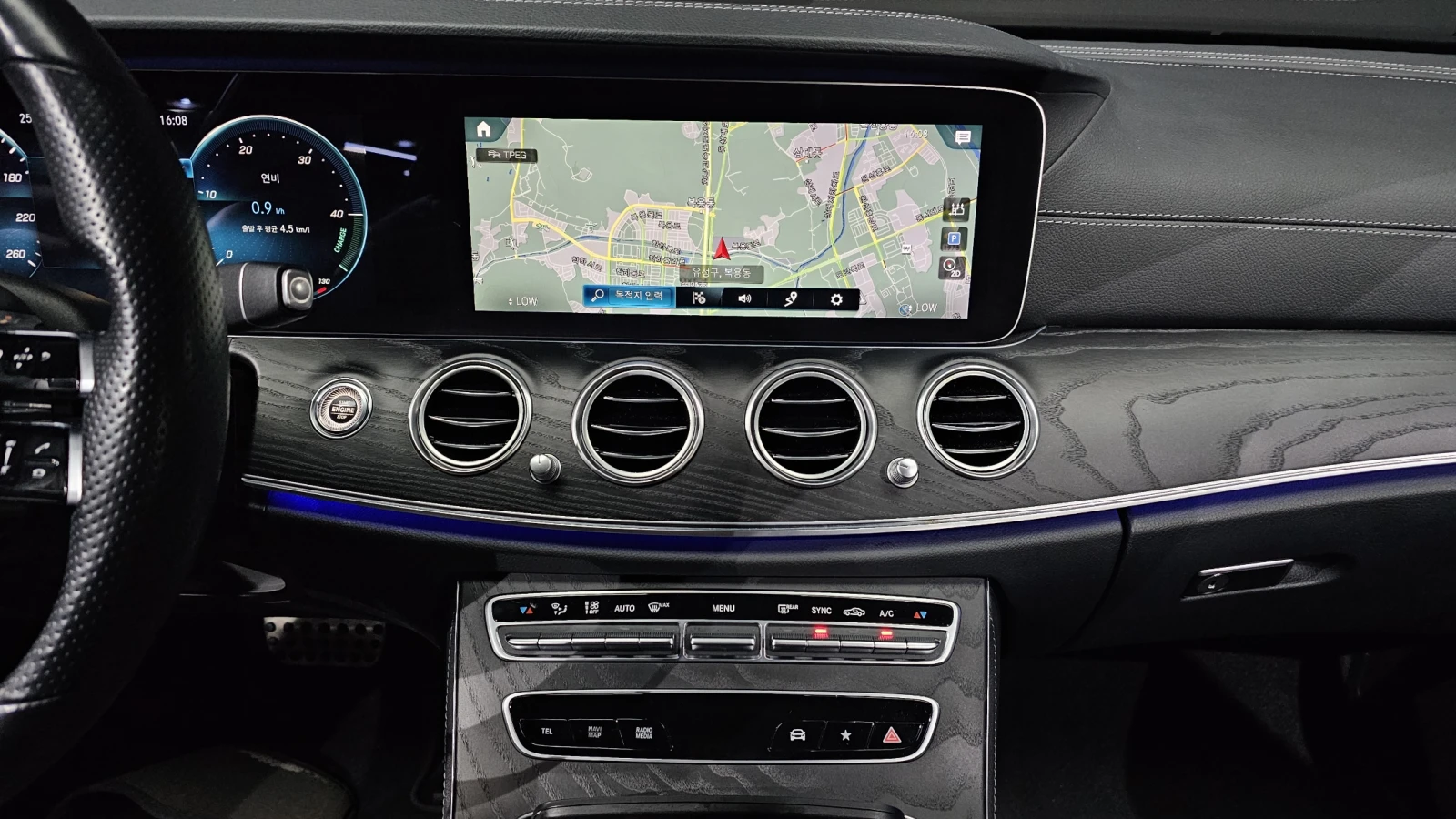 Mercedes-Benz E 220 4MATIC/AMG/BURMESTER/AMBIENT LIGHT/ПОДГРЕВИ, снимка 16 - Автомобили и джипове - 54832335