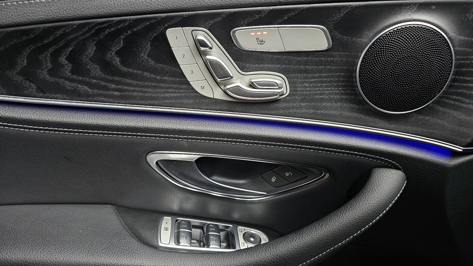 Mercedes-Benz E 220 4MATIC/AMG/BURMESTER/AMBIENT LIGHT/ПОДГРЕВИ, снимка 13 - Автомобили и джипове - 54832335