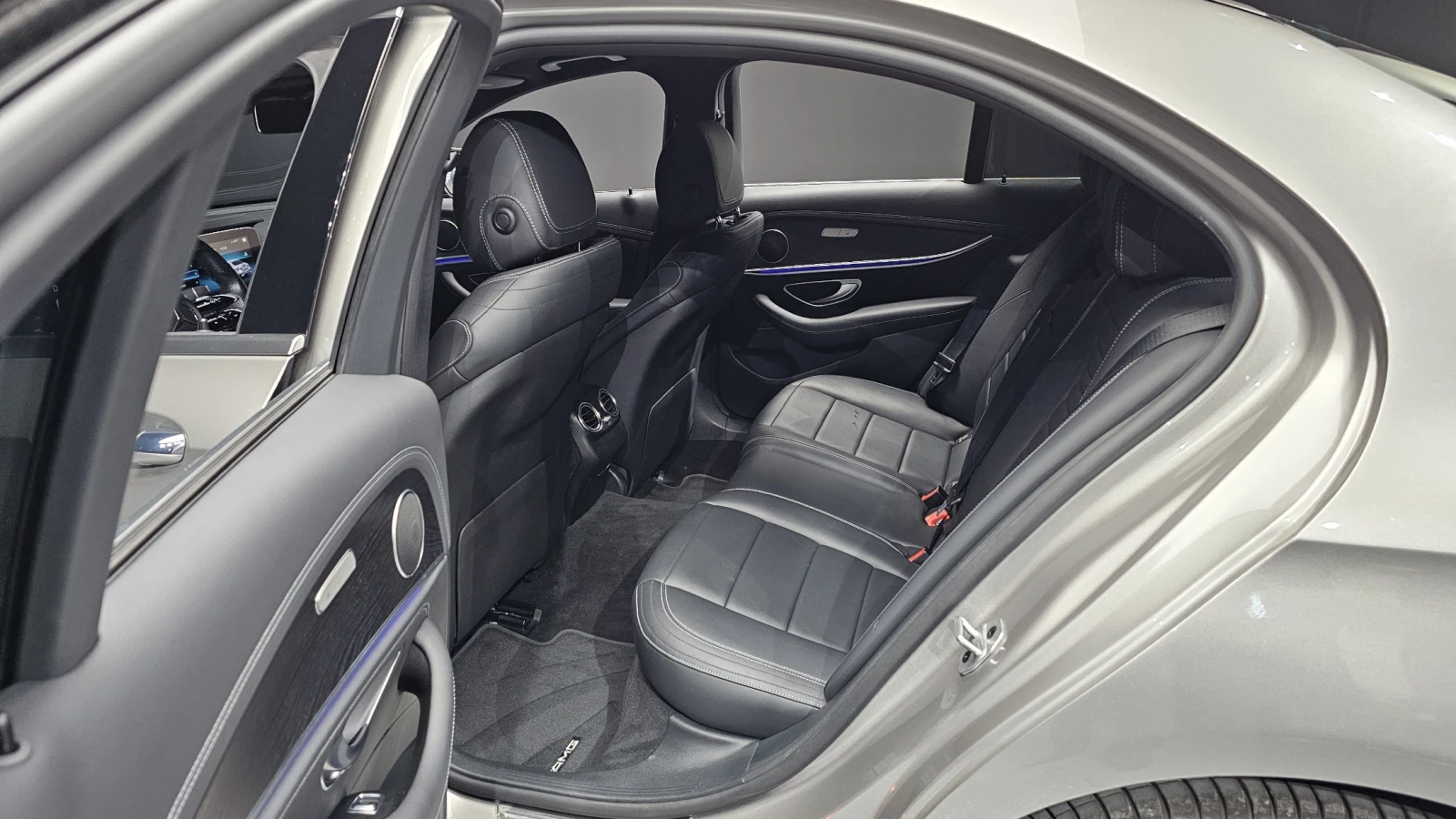 Mercedes-Benz E 220 4MATIC/AMG/BURMESTER/AMBIENT LIGHT/ПОДГРЕВИ, снимка 12 - Автомобили и джипове - 54832335