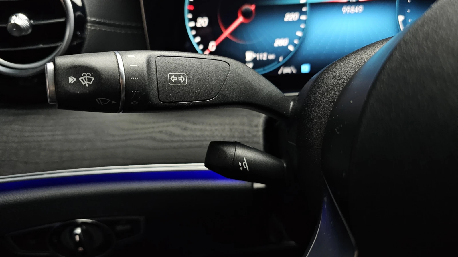 Mercedes-Benz E 220 4MATIC/AMG/BURMESTER/AMBIENT LIGHT/ПОДГРЕВИ, снимка 15 - Автомобили и джипове - 54832335
