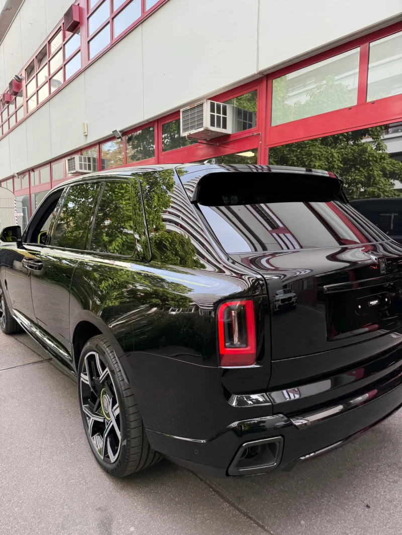 Rolls-Royce Cullinan Black Badge , снимка 5 - Автомобили и джипове - 53113508
