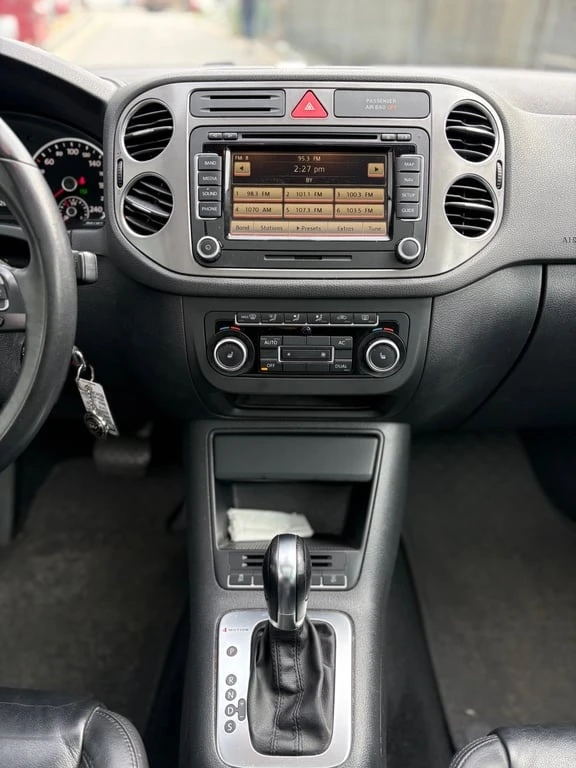 VW Tiguan * 4dr Auto 4Motion * CARFAX * БЕЗ ПЪРВОНАЧАЛНА ВНО - изображение 9