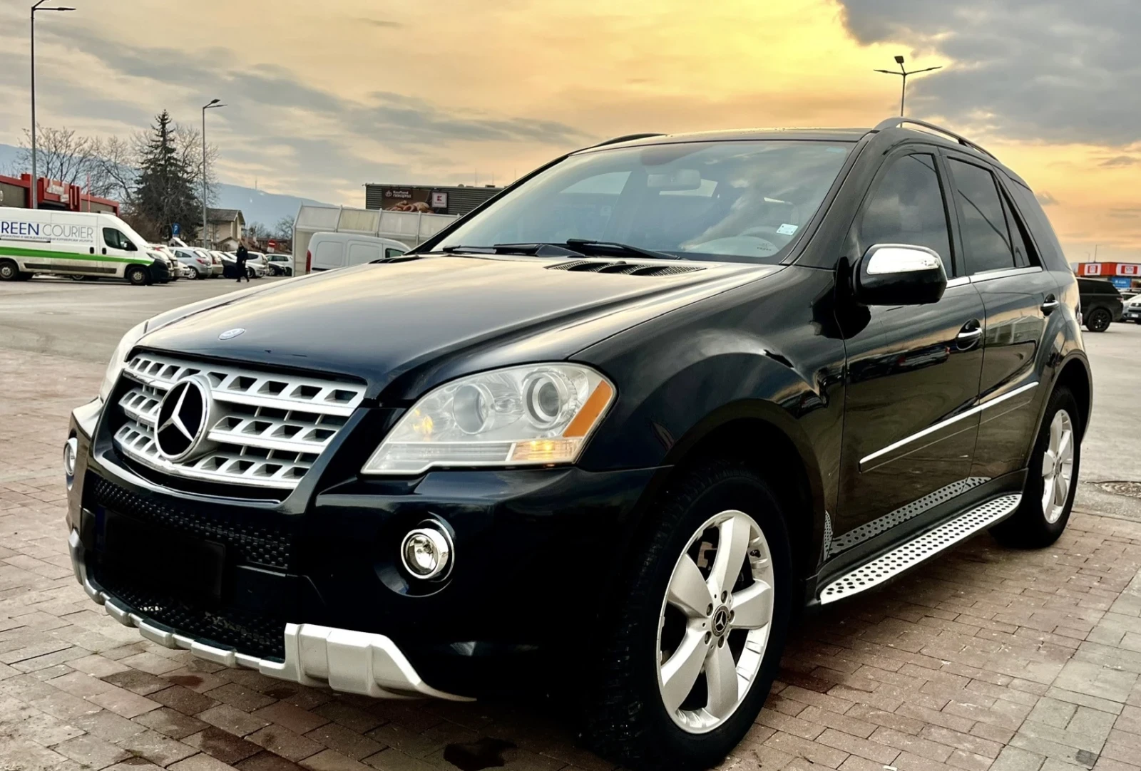 Mercedes-Benz ML 500 * AMG LINE* V8* CARFAX* 5.5* 388, снимка 3 - Автомобили и джипове - 53458791
