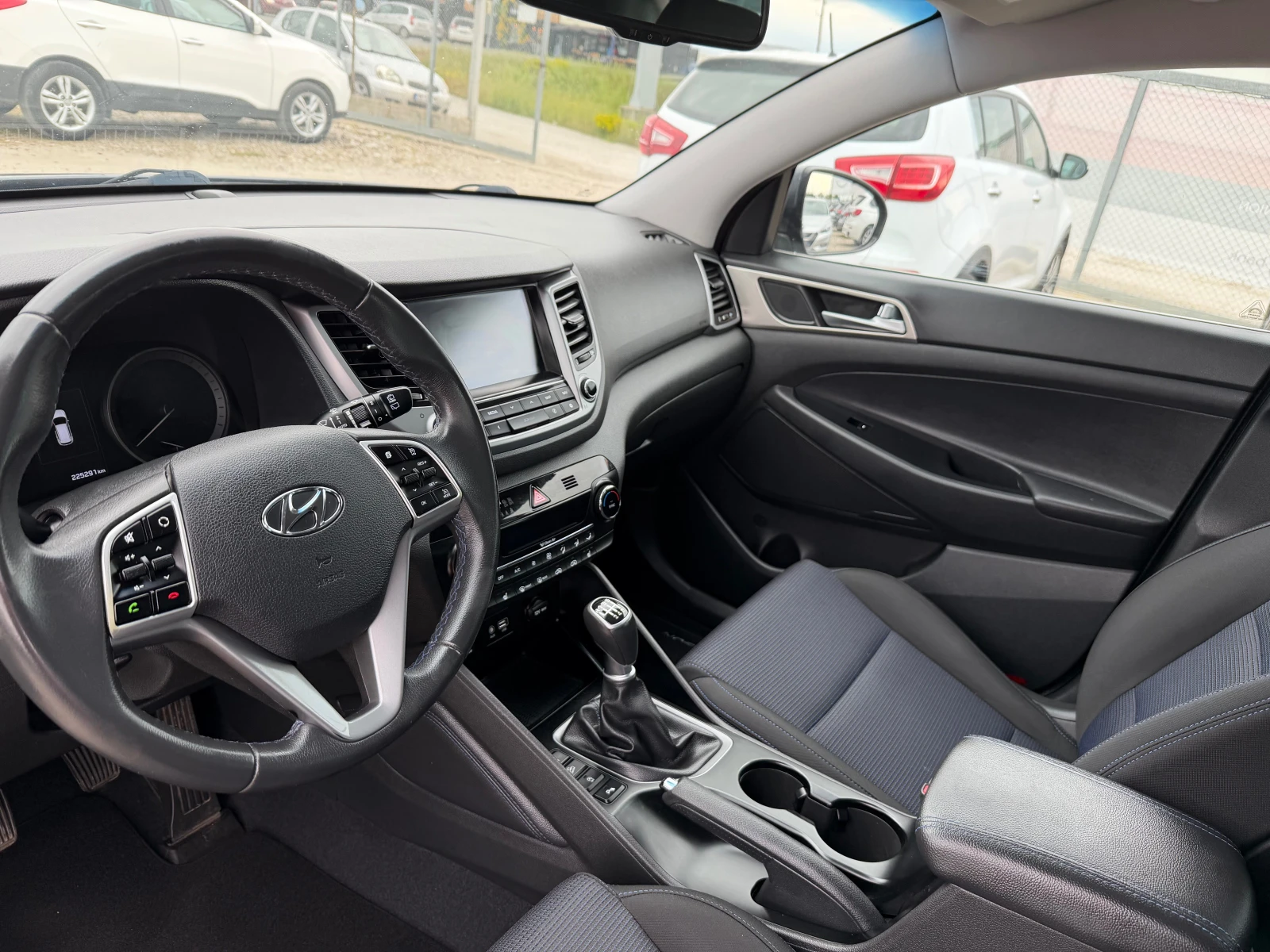 Hyundai Tucson 1.7 CRDI X POSIBLE, снимка 11 - Автомобили и джипове - 53973764