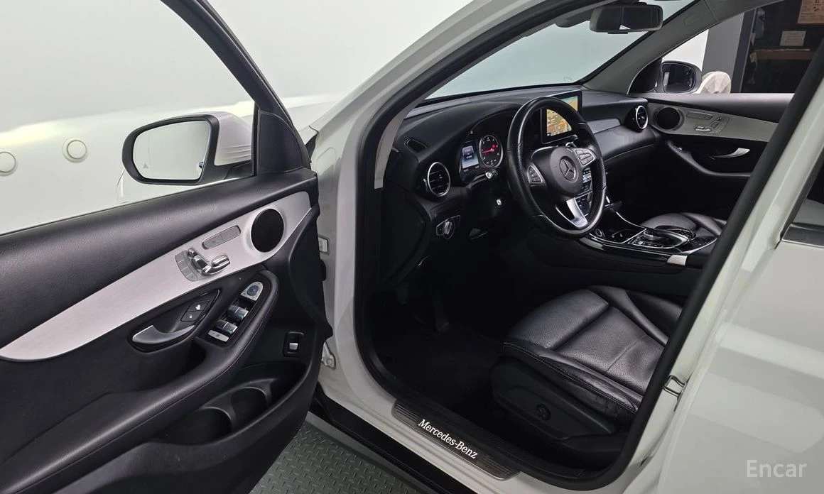 Mercedes-Benz GLC 220 * 4MATIC* КОЖА* ПОДГРЕВ* CAMERA* PANORAMA* , снимка 10 - Автомобили и джипове - 54041151