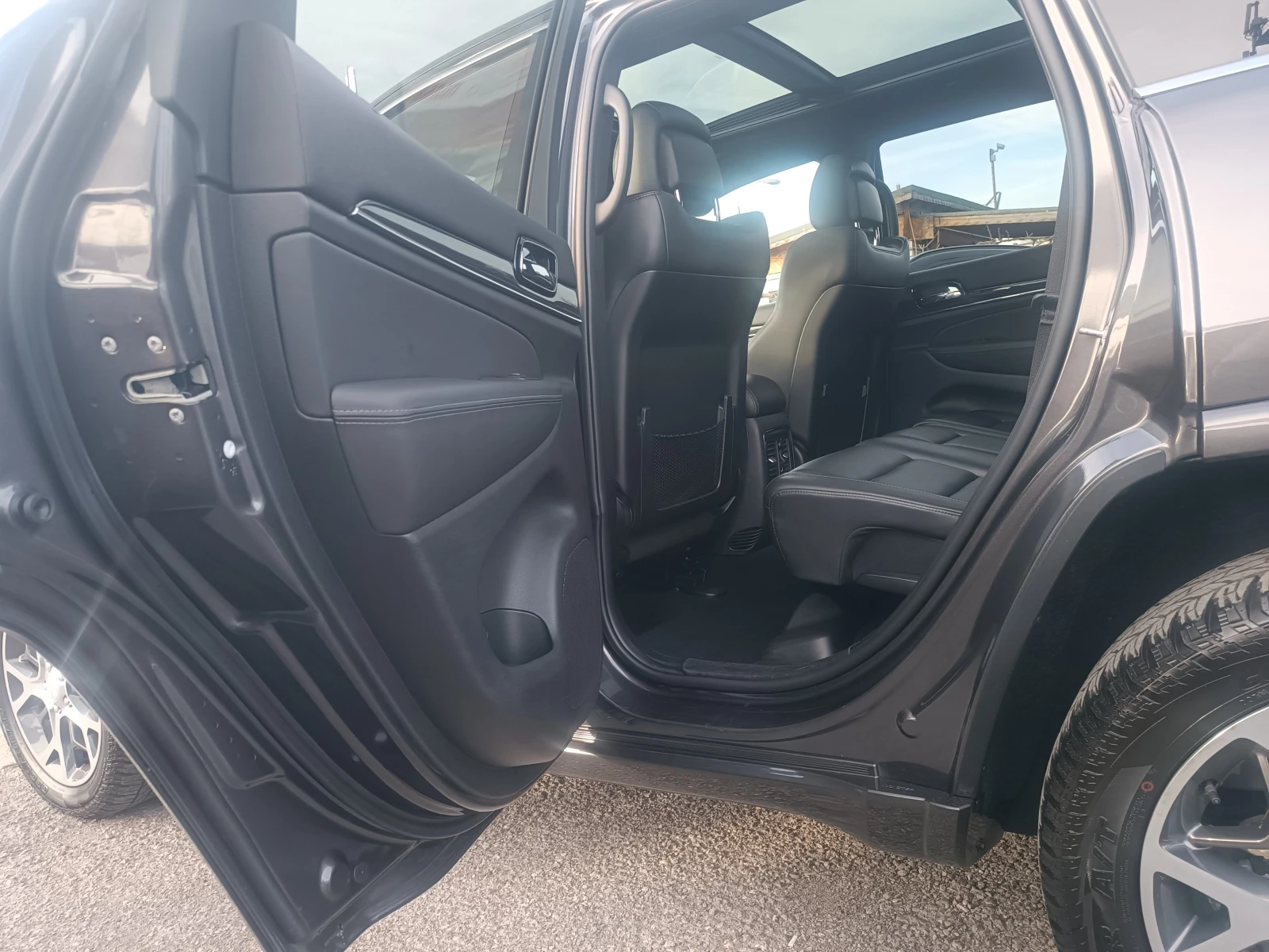 Jeep Grand cherokee "OVERLAND"-142 ХИЛ.КМ!!! ШВЕЙЦАРИЯ !!!, снимка 8 - Автомобили и джипове - 54126297