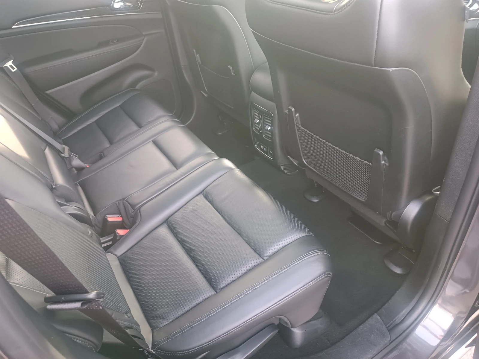 Jeep Grand cherokee "OVERLAND"-142 ХИЛ.КМ!!! ШВЕЙЦАРИЯ !!!, снимка 14 - Автомобили и джипове - 54126297