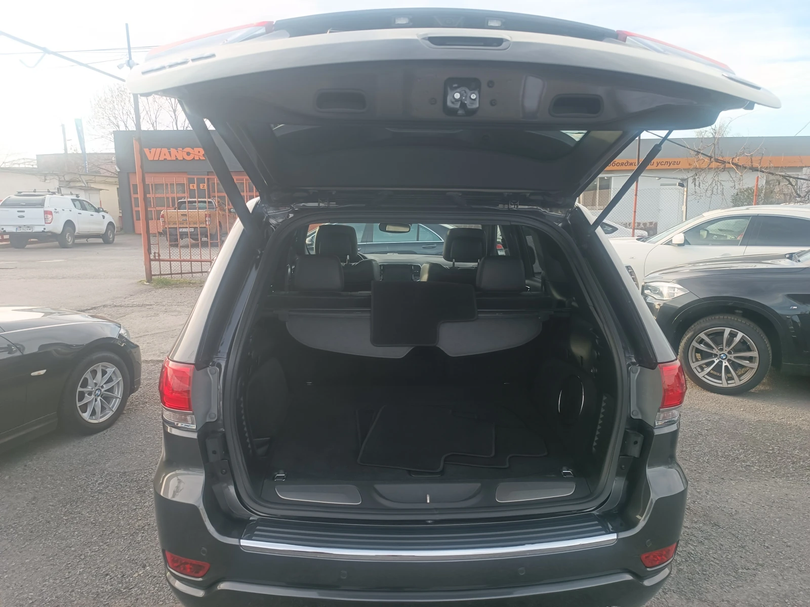 Jeep Grand cherokee "OVERLAND"-142 ХИЛ.КМ!!! ШВЕЙЦАРИЯ !!!, снимка 10 - Автомобили и джипове - 54126297