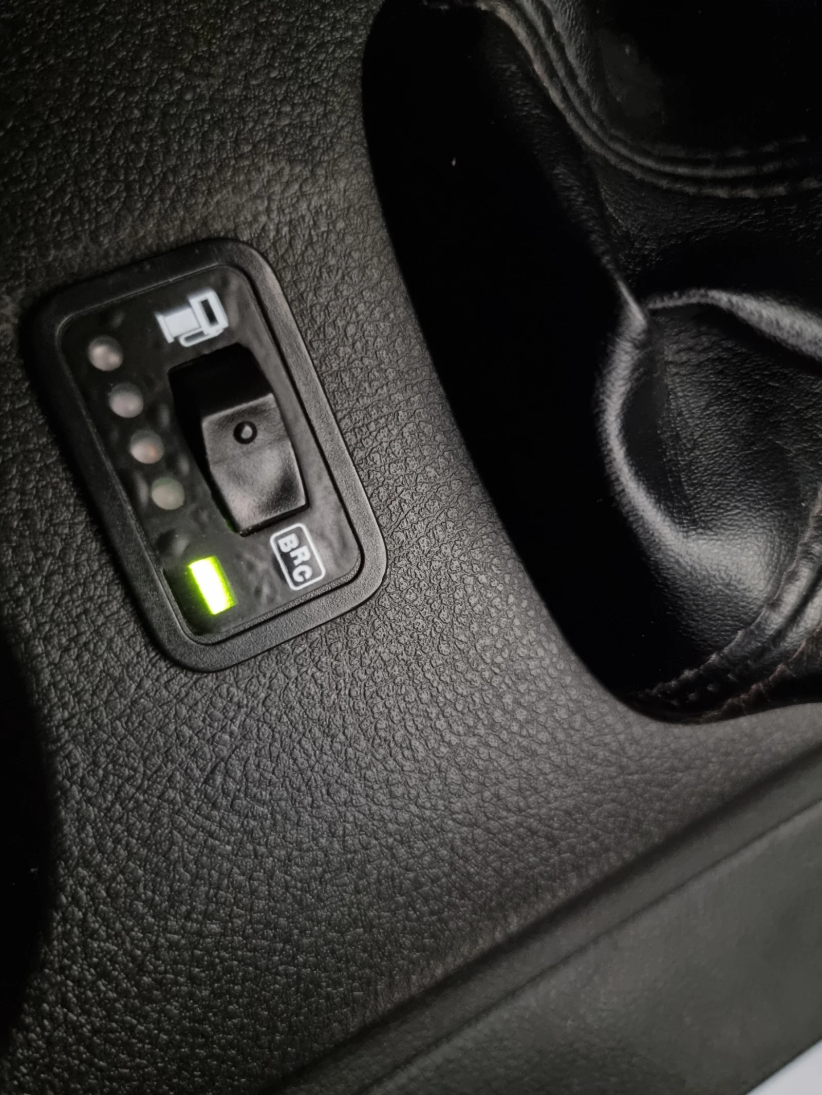 Mitsubishi Outlander 2.0i* ГАЗ-БЕНЗИН* 4Х4* , снимка 17 - Автомобили и джипове - 54205069