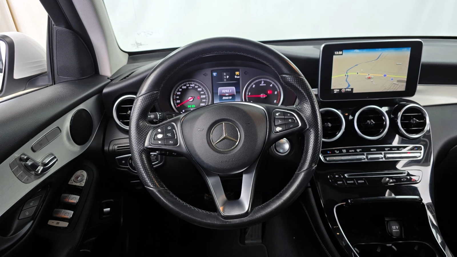 Mercedes-Benz GLC 220 GLC220d 4MATIC | Панорама | Навигация | Камера, снимка 7 - Автомобили и джипове - 54919113