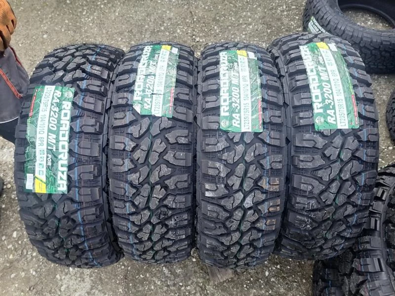 Гуми Зимни 235/75R15, снимка 1 - Гуми и джанти - 31187996