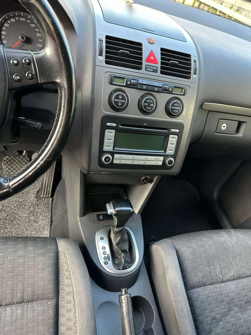 VW Touran 2.0TDI DSG 6+ 1, снимка 11 - Автомобили и джипове - 51794412