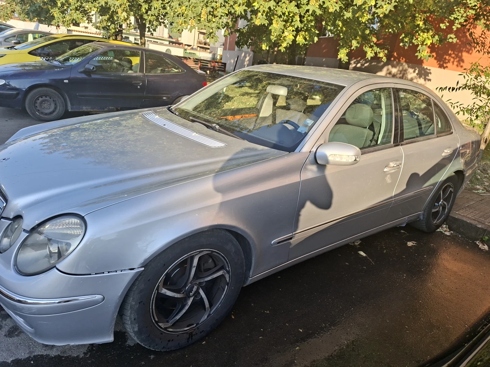 Mercedes-Benz E 220, снимка 2 - Автомобили и джипове - 55675537