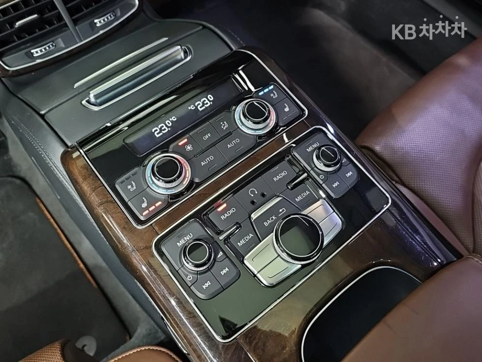 Audi A8 60 TFSI LWB * FIRST CLASS* EKPAHИ FULL, снимка 13 - Автомобили и джипове - 55778049