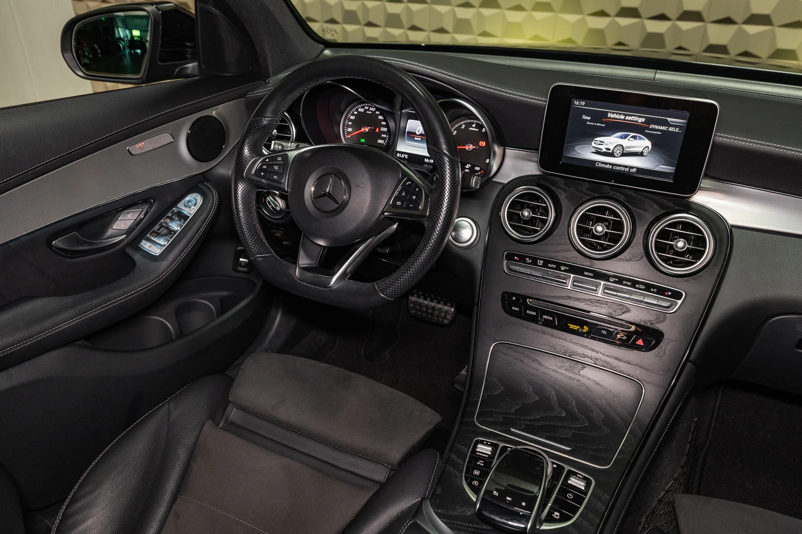 Mercedes-Benz GLC 250 COUPE| AMG LINE| LED High Perf | Гаранция, снимка 11 - Автомобили и джипове - 55643580