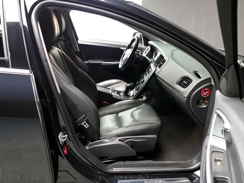 Volvo S60, снимка 11 - Автомобили и джипове - 54326561