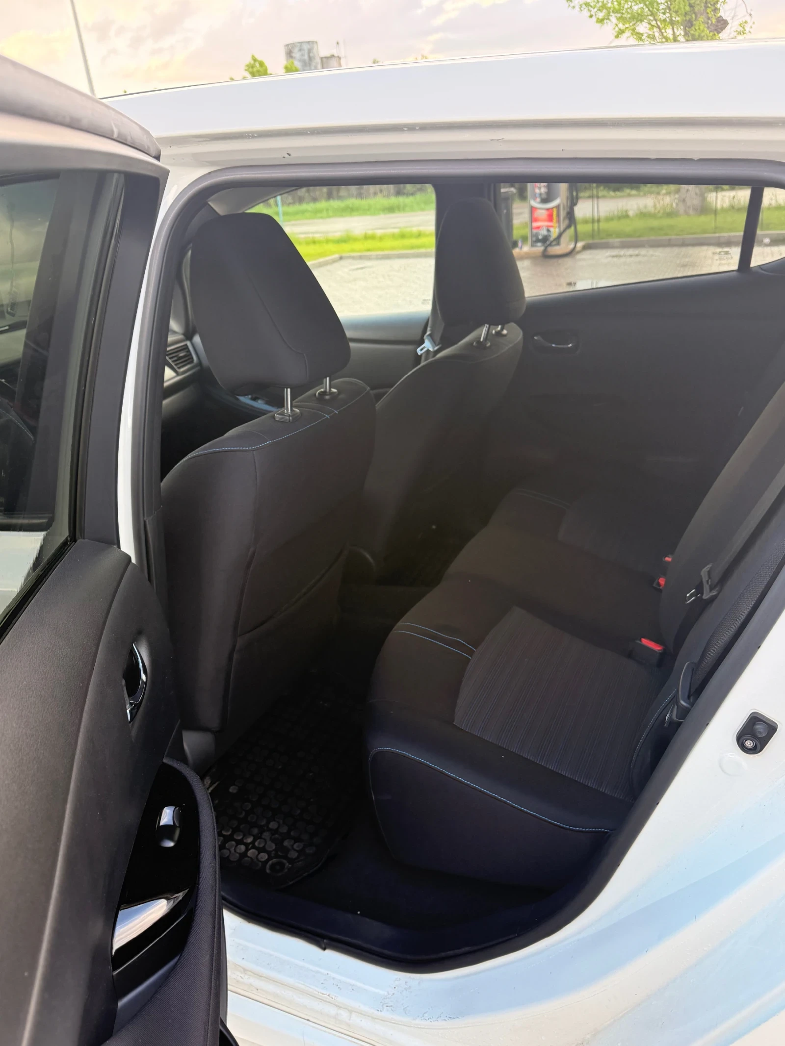 Nissan Leaf  117350км/ 40kwh / каско, снимка 12 - Автомобили и джипове - 54511839