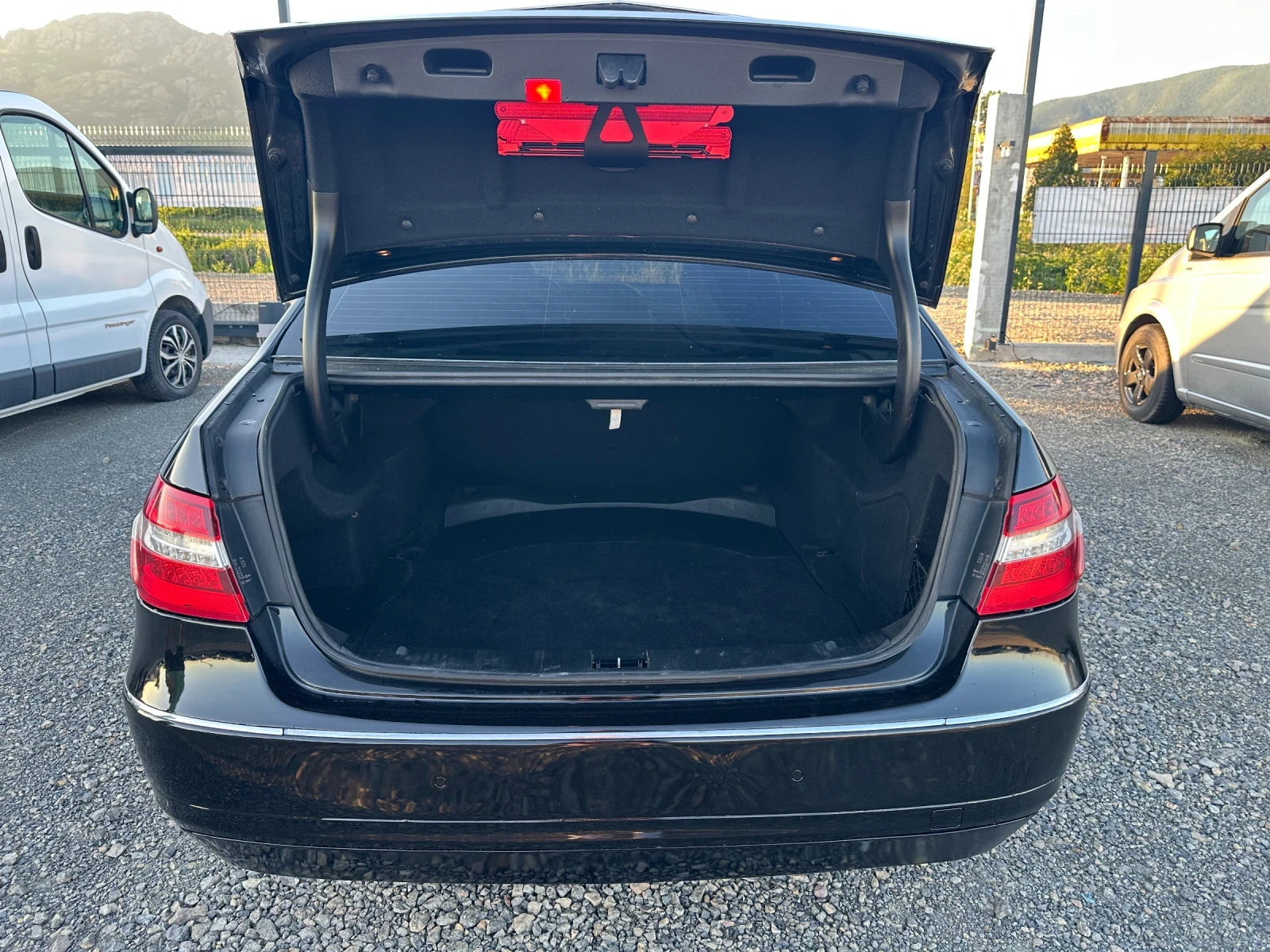 Mercedes-Benz E 220 AVANTGARDE* 2.2CDI* 170к.с* КОЖА* НАВИ, снимка 13 - Автомобили и джипове - 54682837