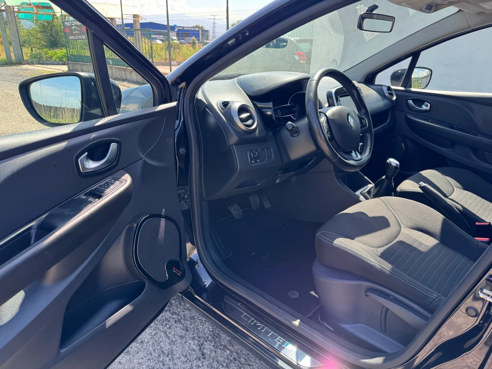 Renault Clio 1.2i * LIMITED* NAVI* SERVICE* , снимка 10 - Автомобили и джипове - 54760181