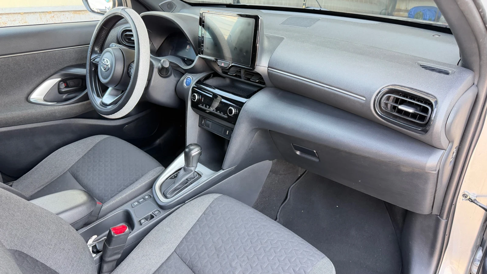 Toyota Yaris Cross Car play, подгрев, дистроник, снимка 9 - Автомобили и джипове - 55781178