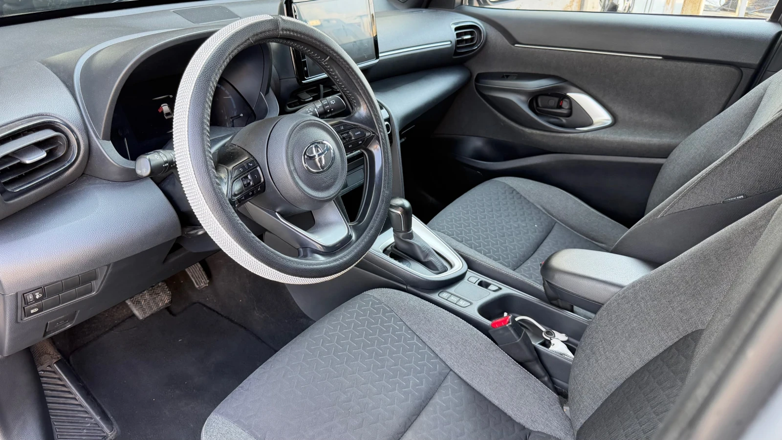 Toyota Yaris Cross Car play, подгрев, дистроник, снимка 7 - Автомобили и джипове - 55781178