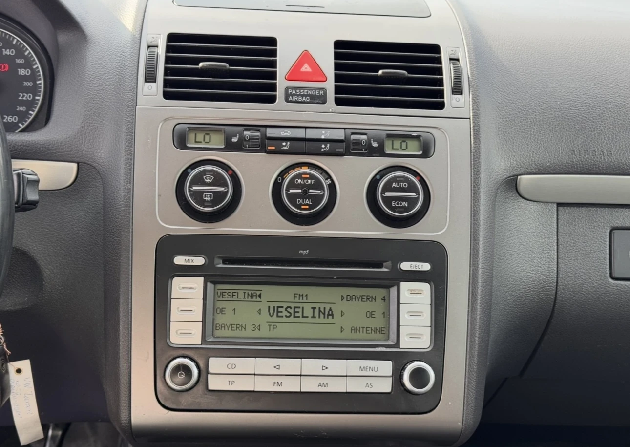 VW Touran 2.0TDI, снимка 9 - Автомобили и джипове - 55790928