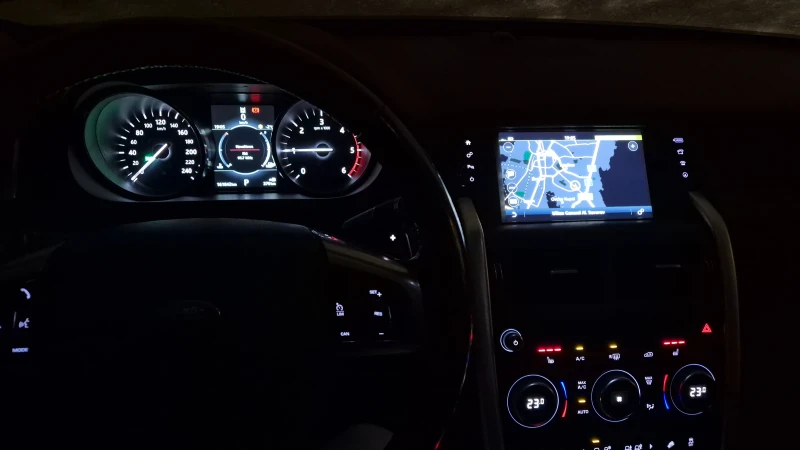 Land Rover Discovery Sport, снимка 13 - Автомобили и джипове - 52950265