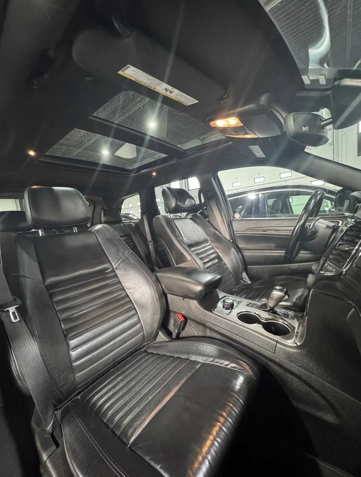 Jeep Grand cherokee 5.7 V8 * * КАМЕРА * * CARPLAY * * CARFAX * *  - изображение 4