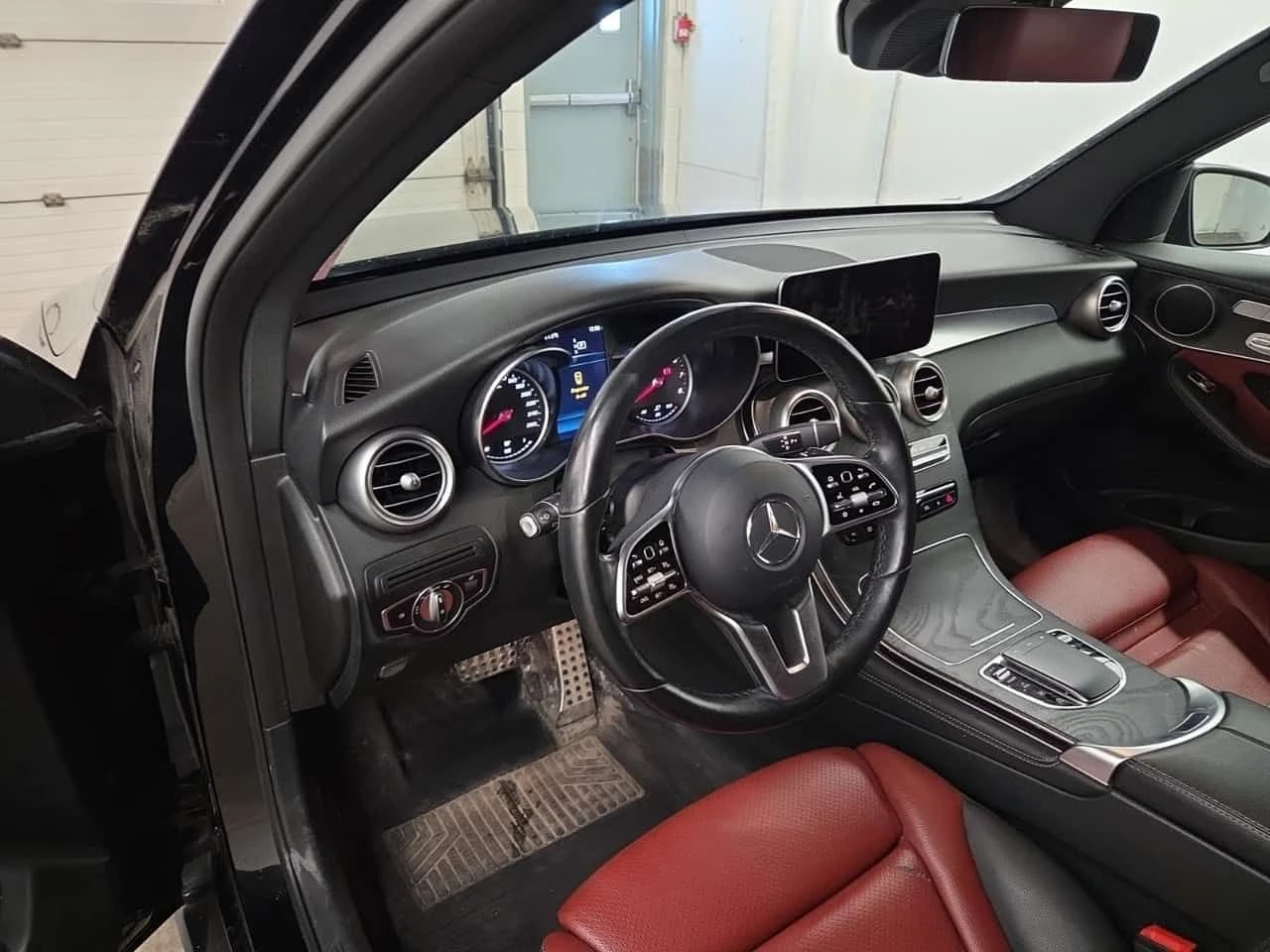 Mercedes-Benz GLC 300 * CARFAX * ПАНОРАМА * 2 КЛЮЧА * АВТОКРЕДИТ * , снимка 12 - Автомобили и джипове - 54910797