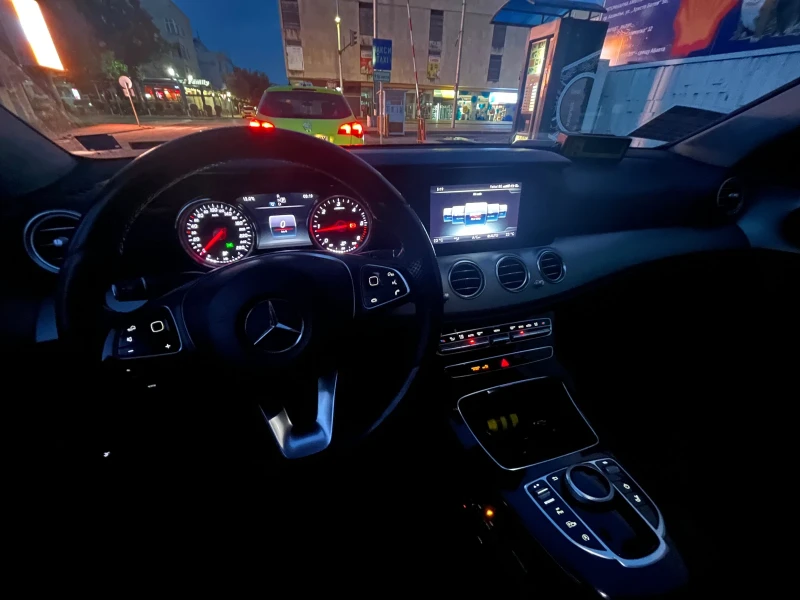 Mercedes-Benz E 200, снимка 10 - Автомобили и джипове - 50404736