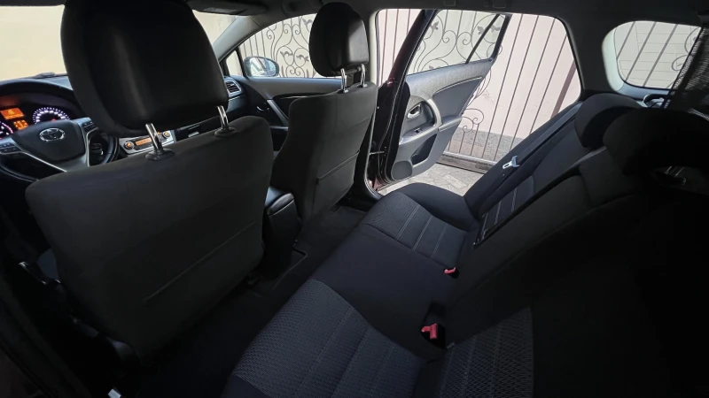 Toyota Avensis 2.2 D-4D , снимка 12 - Автомобили и джипове - 52852133