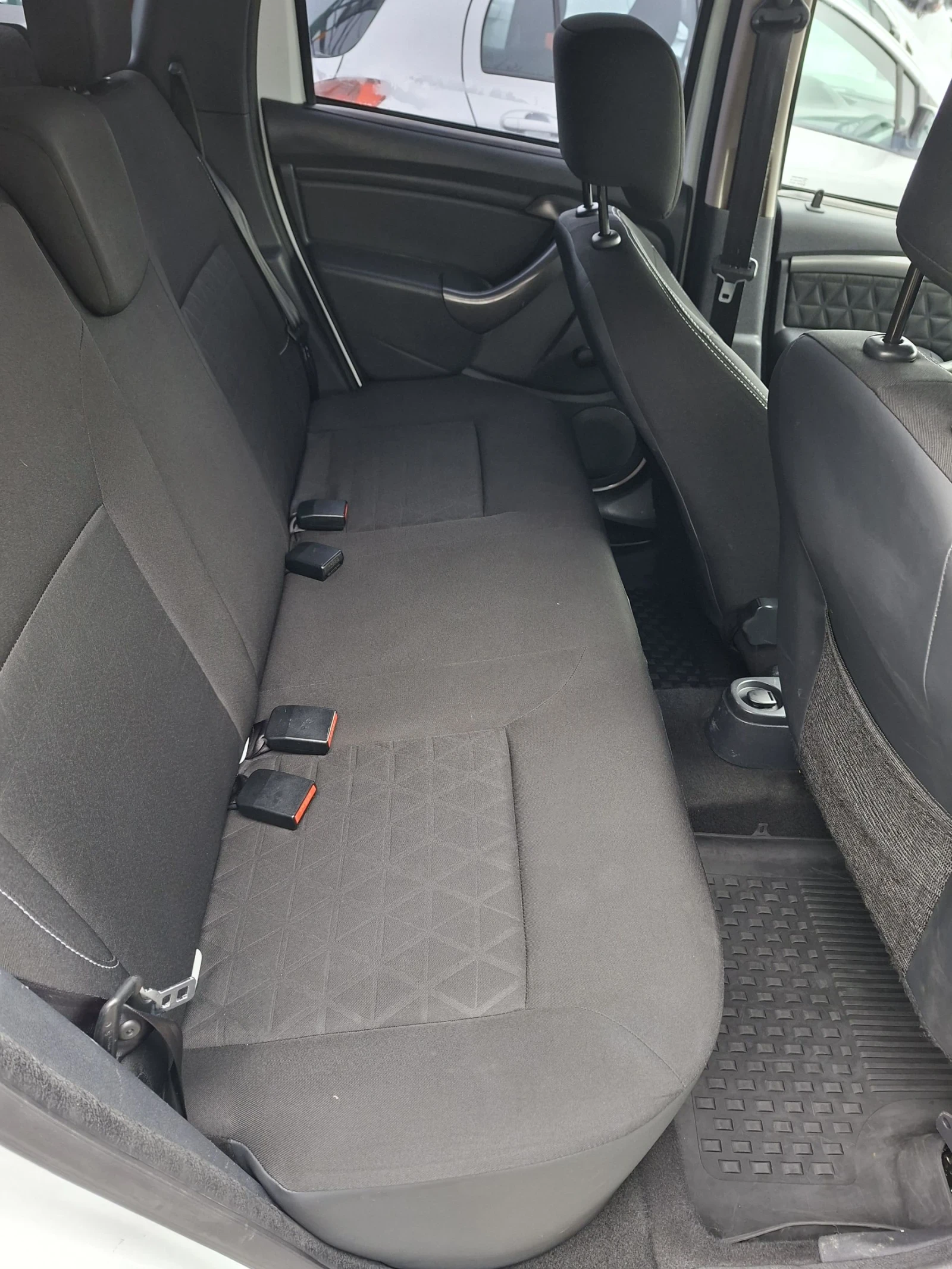 Dacia Duster 1.6I GPL NAVI - изображение 10