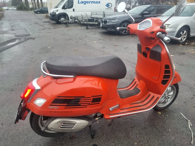 Vespa GTS Първи собственик! Като нов! 2500км., снимка 3 - Мотоциклети и мототехника - 52773852