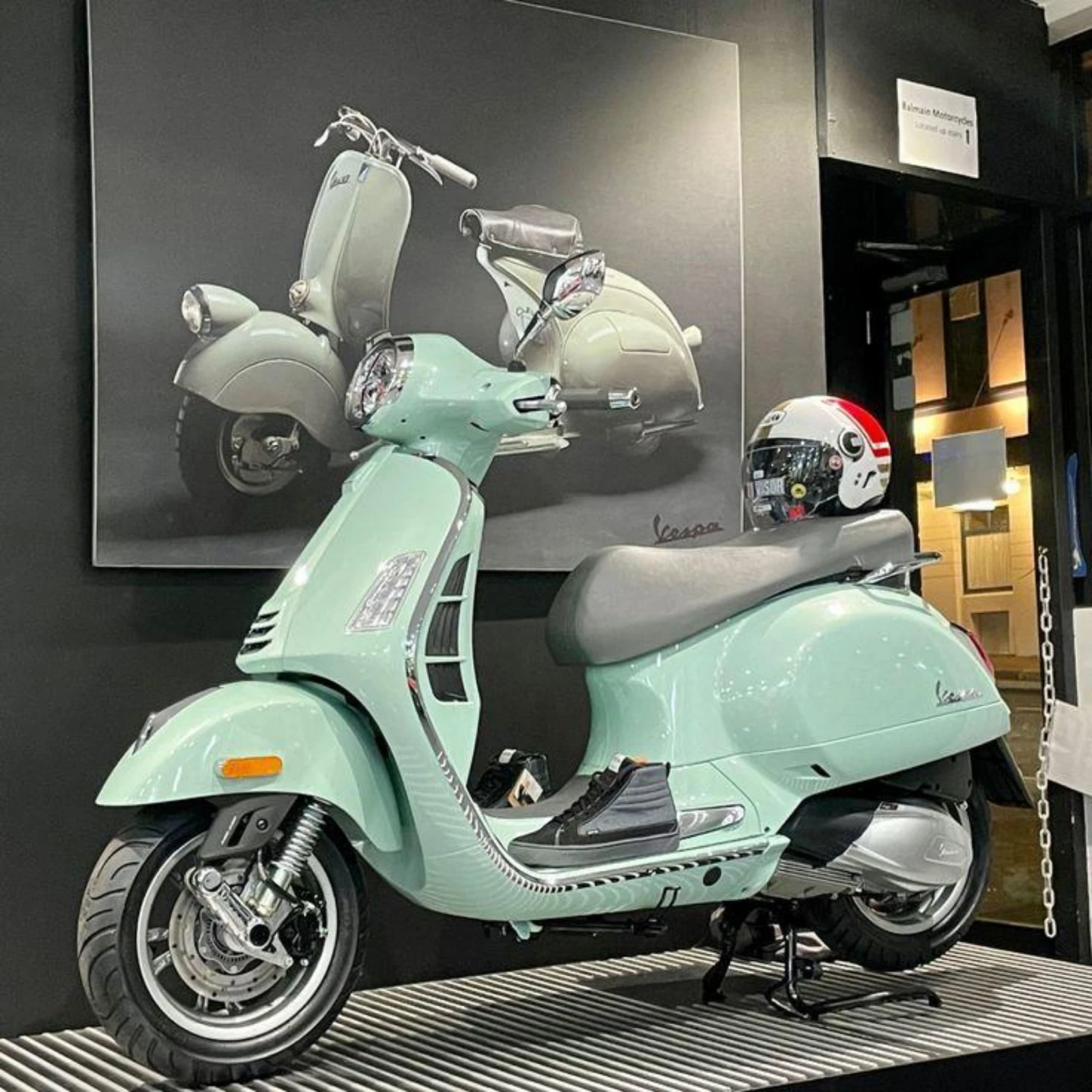 Vespa GTS Първи собственик! Като нов! 2500км., снимка 4 - Мотоциклети и мототехника - 52773852