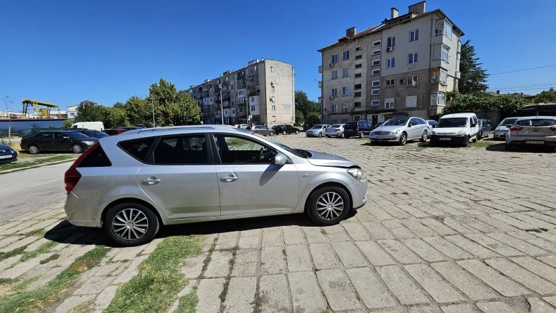 Kia Ceed 1.6 CRDI, снимка 2 - Автомобили и джипове - 47034236