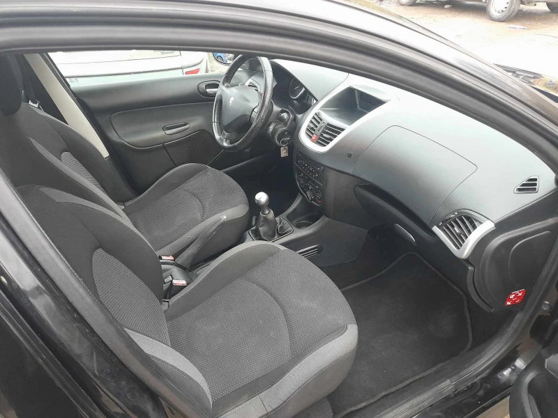 Peugeot 206 1.2 8V Като нова!, снимка 14 - Автомобили и джипове - 48298219