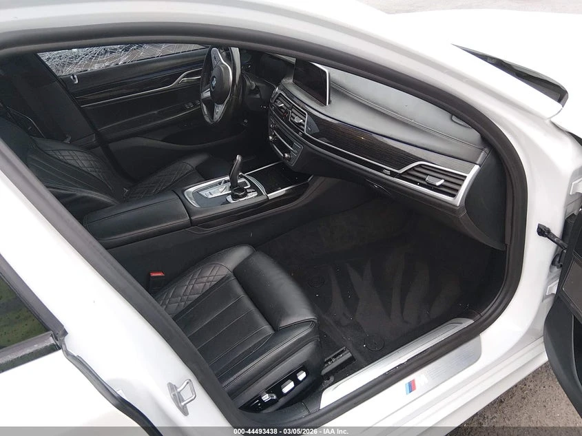 BMW 750 4.4l I xDrive, снимка 5 - Автомобили и джипове - 54527122