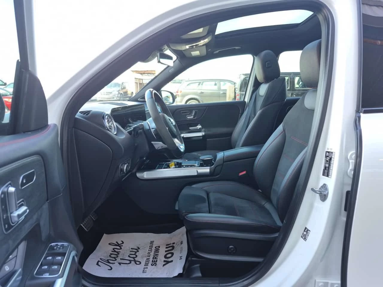 Mercedes-Benz GLB AMG 35/CARFAX/2 Ключа/Подгрев/Амбиент/Алкантара/, снимка 7 - Автомобили и джипове - 54053398