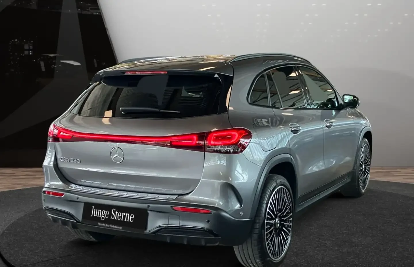 Mercedes-Benz EQA 250+ AMG+ NIGHT+ 20"+ PLUS-PAKET+ 360+ KEYLESS, снимка 3 - Автомобили и джипове - 54973793