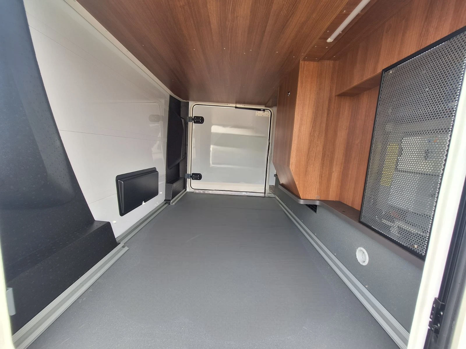 Кемпер Carthago c tourer 147 rb l , снимка 6 - Каравани и кемпери - 53632295