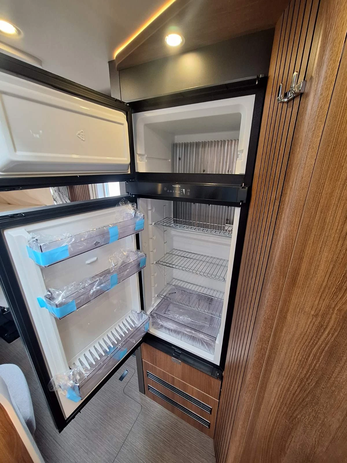 Кемпер Carthago c tourer 147 rb l , снимка 11 - Каравани и кемпери - 53632295