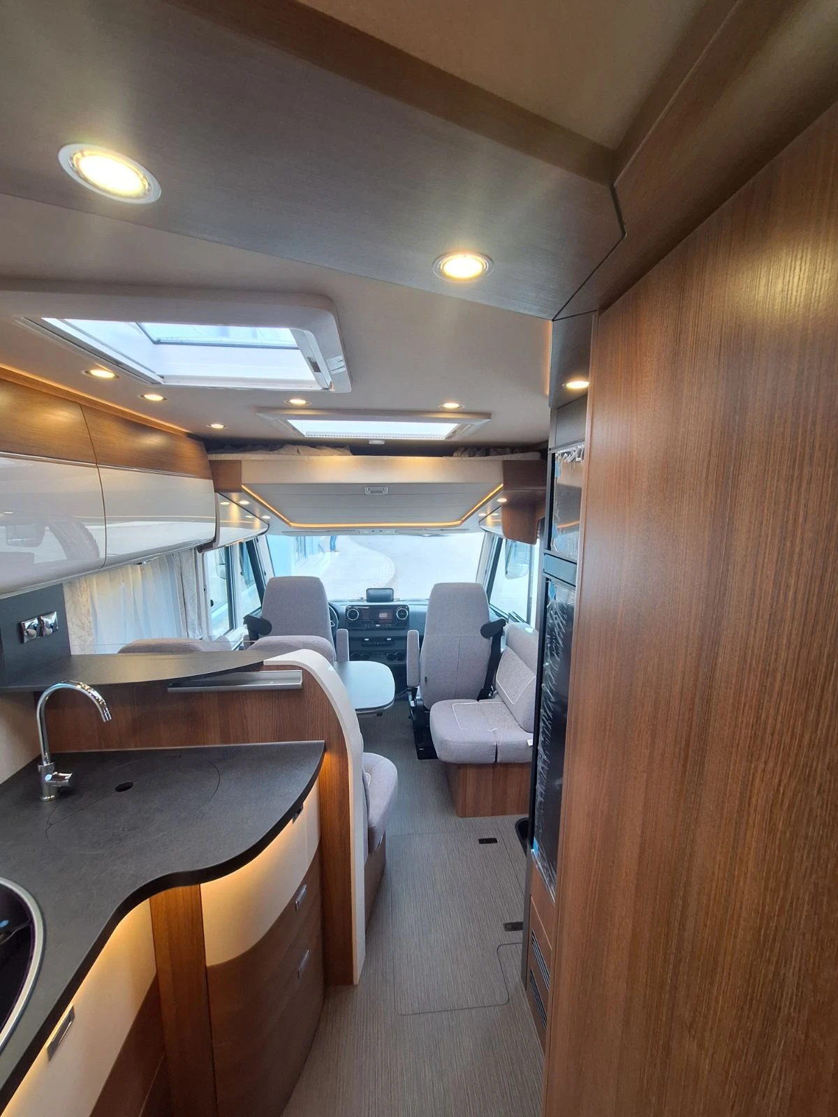 Кемпер Carthago c tourer 147 rb l , снимка 9 - Каравани и кемпери - 53632295