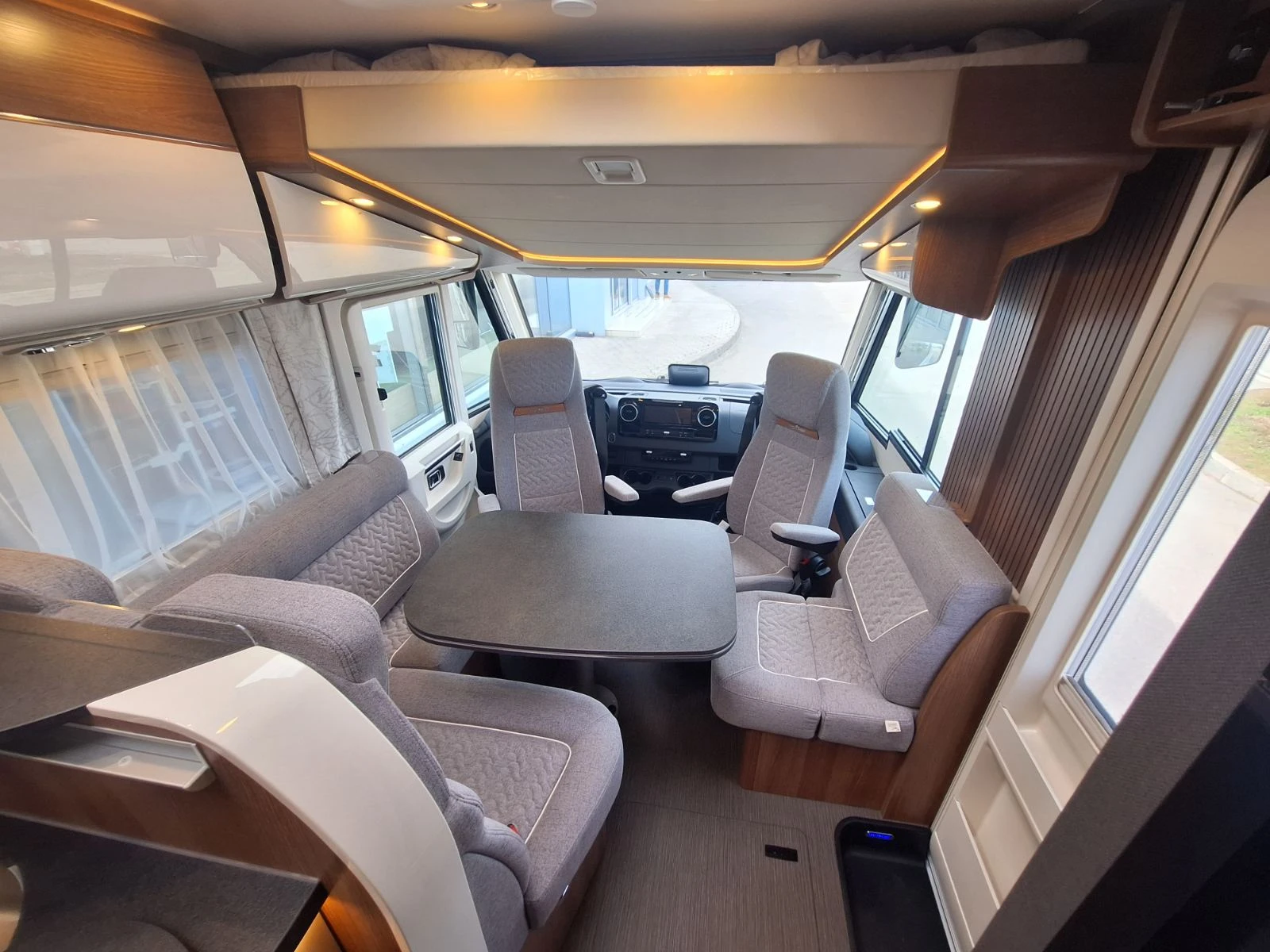 Кемпер Carthago c tourer 147 rb l , снимка 12 - Каравани и кемпери - 53632295