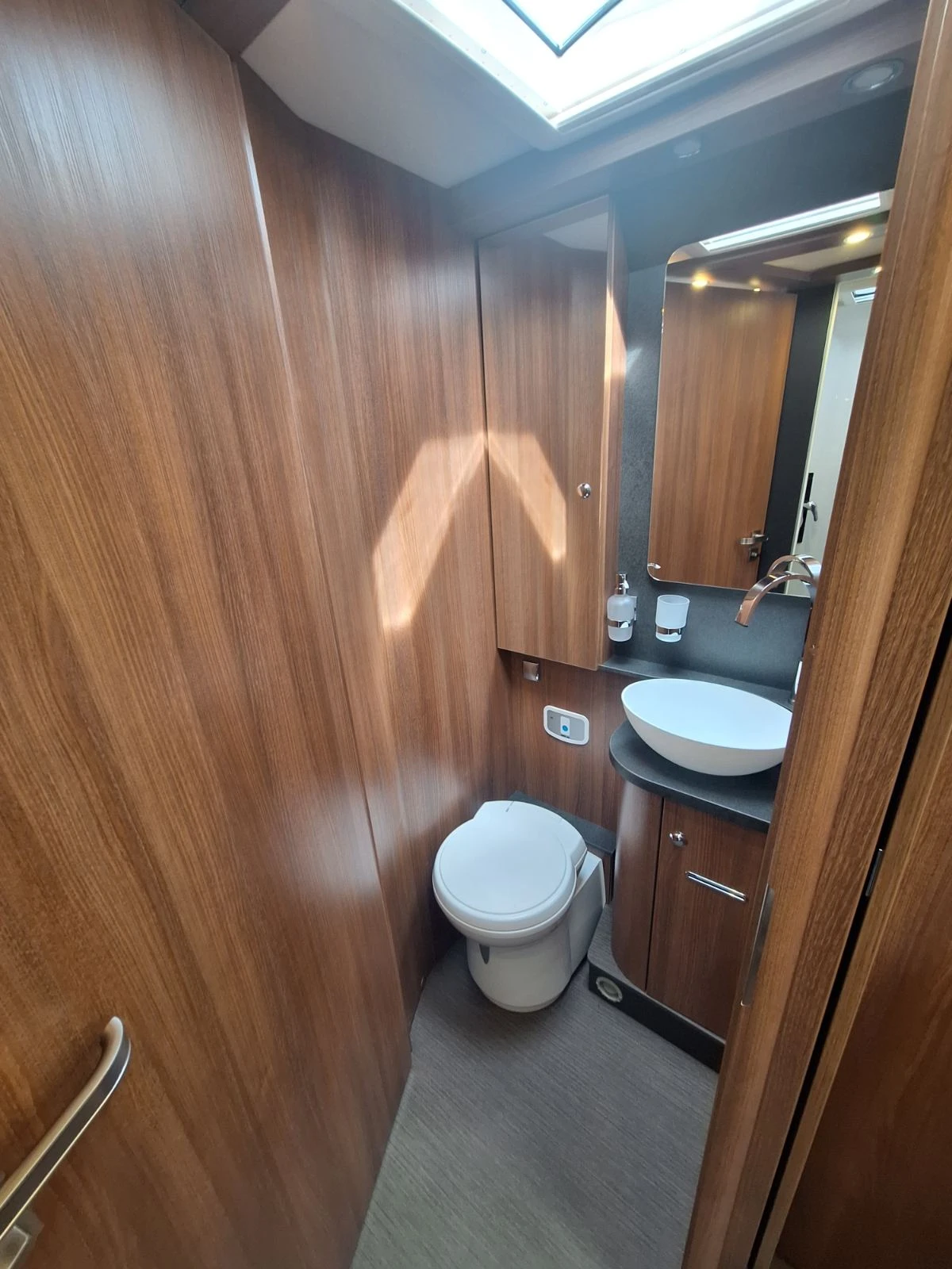 Кемпер Carthago c tourer 147 rb l , снимка 16 - Каравани и кемпери - 53632295