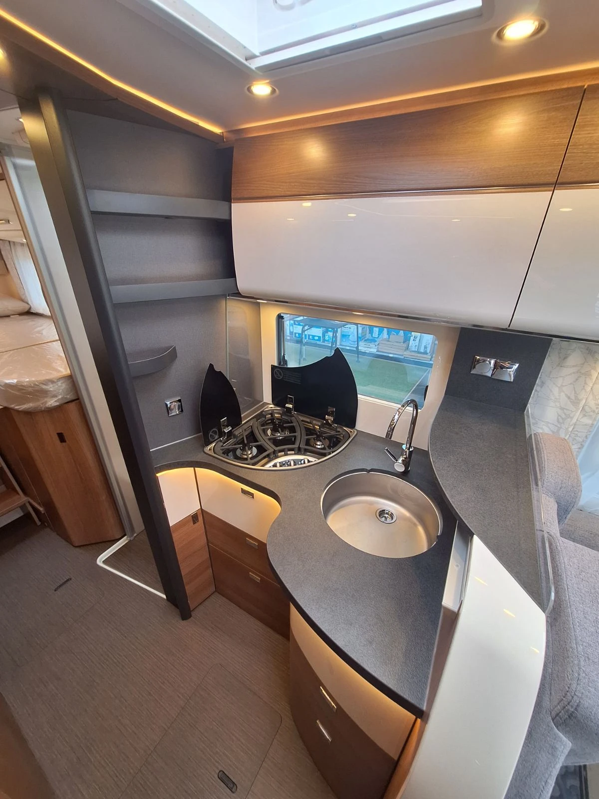 Кемпер Carthago c tourer 147 rb l , снимка 10 - Каравани и кемпери - 53632295