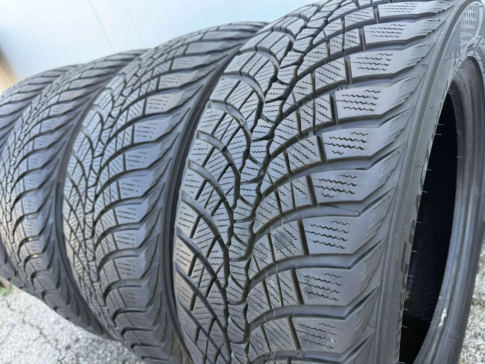 Гуми Зимни 225/50R16, снимка 2 - Гуми и джанти - 55426170
