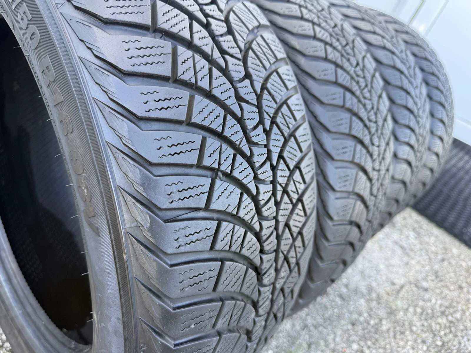 Гуми Зимни 225/50R16, снимка 3 - Гуми и джанти - 55426170