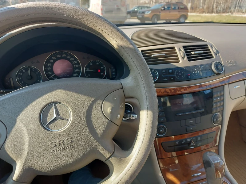 Mercedes-Benz E 220, снимка 10 - Автомобили и джипове - 53475599