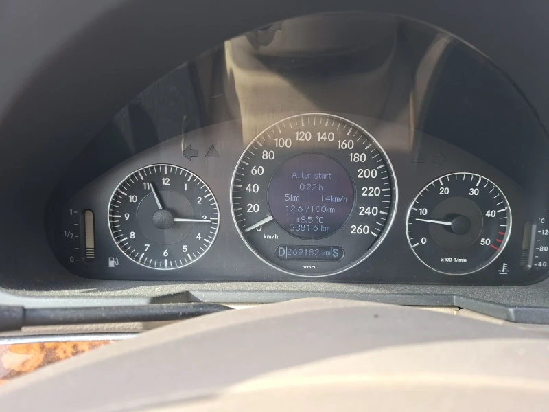Mercedes-Benz E 220, снимка 16 - Автомобили и джипове - 53475599