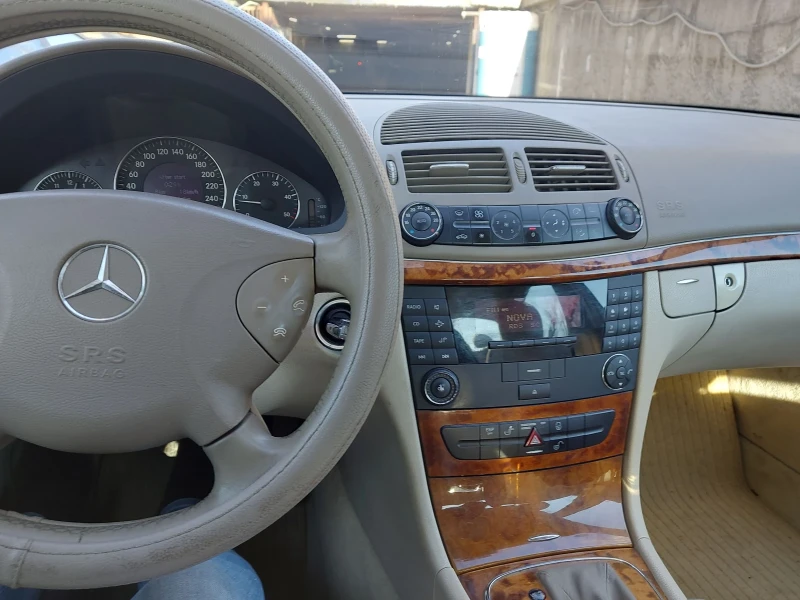 Mercedes-Benz E 220, снимка 11 - Автомобили и джипове - 53475599
